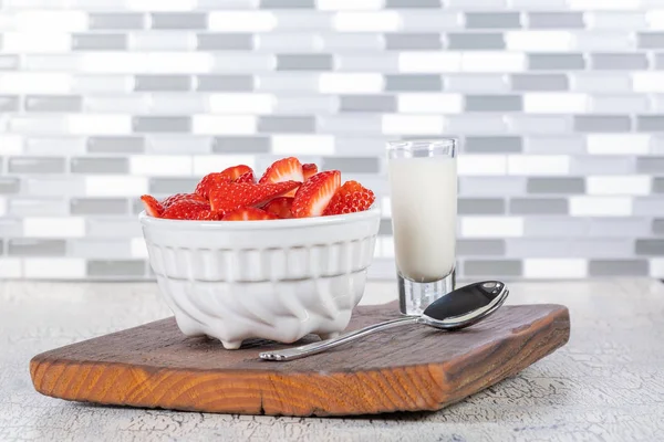 Sliced Strawberries and Cream — Stock Photo, Image