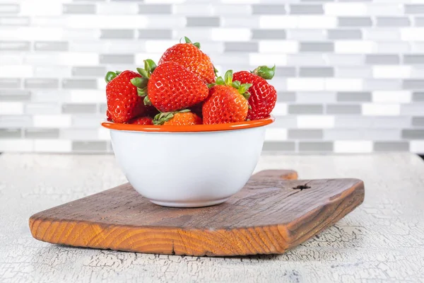 Erdbeeren Schüssel aus weißem Metall — Stockfoto