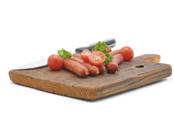 Placa Corte Com Pepperoni Seco Tomates Salsa Fotografados Fundo Branco — Fotografia de Stock