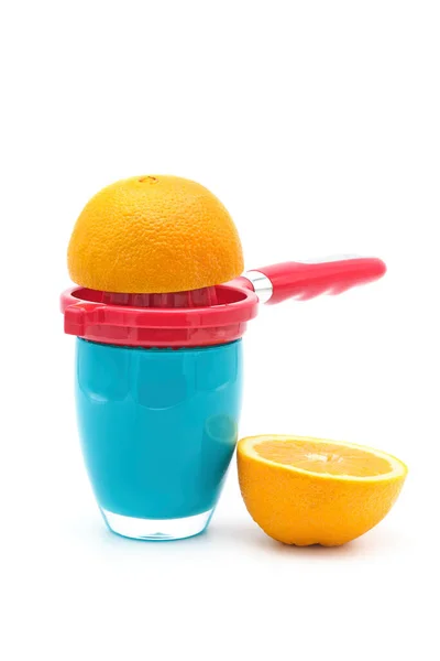 Konzept Des Pressens Frischer Orangen Saft Auf Weißem Hintergrund Machen — Stockfoto