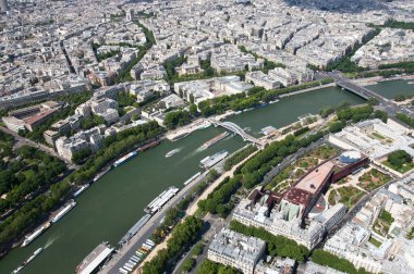 Seine Nehri, Paris, Fransa Eyfel Kulesi 'nden ele geçirildi.