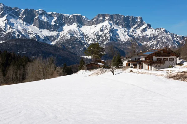 奥地利Bad Durrnberg附近雪地里的一座农舍 — 图库照片