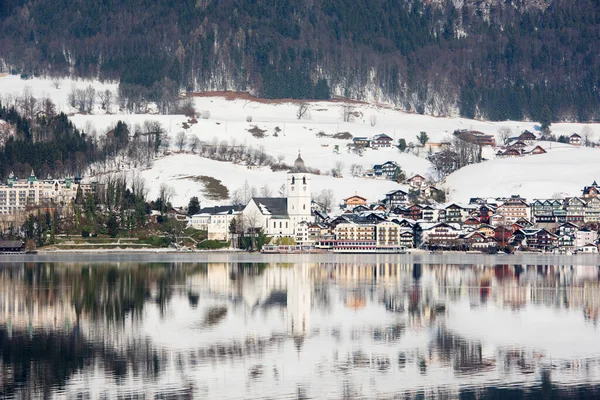 オーストリアのヴォルフガングの海岸線にある美しい町サンクト ヴォルフガング — ストック写真