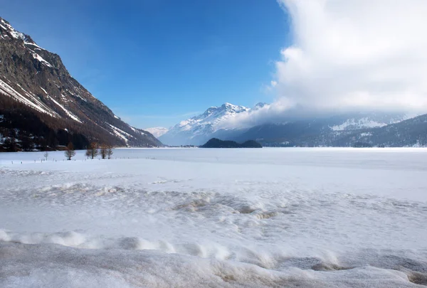 Μια Παγωμένη Λίμνη Sils Silsersee Στην Κοιλάδα Engadin Στην Ελβετία — Φωτογραφία Αρχείου