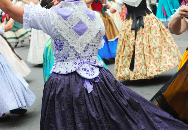 バレンシア スペイン 2014年11月9日 すべての年齢層の住民が美しい オリジナルの手作りの服を着て踊り 典型的な髪型で踊る伝統的なバレンシアのストリートパーティー — ストック写真