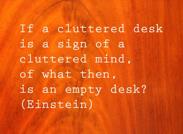 雑然とした机が雑然とした心のしるしであるなら 空の机は何ですか アンティークチェリーウッドの背景にアルバート アインシュタインによるテキスト — ストック写真