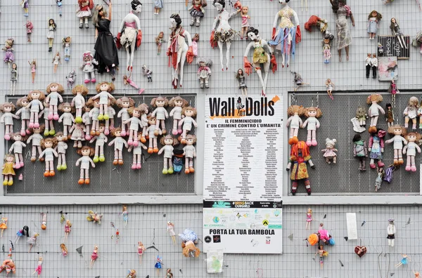 Милан Италия Марта 2015 Года Стена Кукол Символическое Обвинение Убийстве — стоковое фото