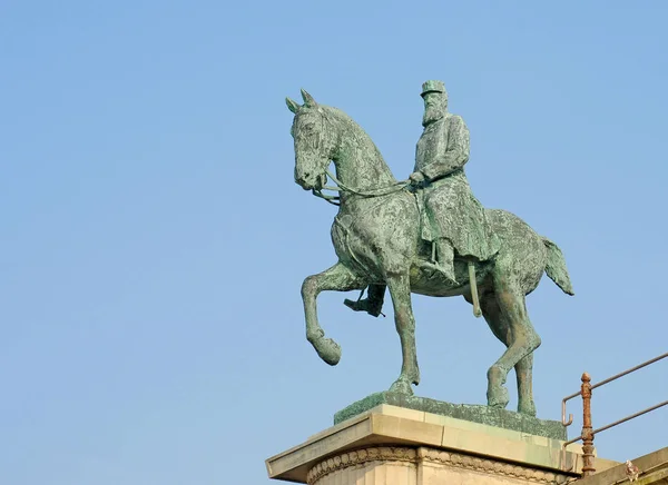 Estátua Bronze Antiga Rei Leopoldo Seu Cavalo Contra Céu Azul — Fotografia de Stock