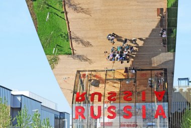 Milano, İtalya - 28 Mayıs 2015: Expo 2015 'gezegeni besliyor, yaşam için enerji' 31 Ekim'e kadar tüm dünyadan milyonlarca insanı çekiyor. Rus pavyonu