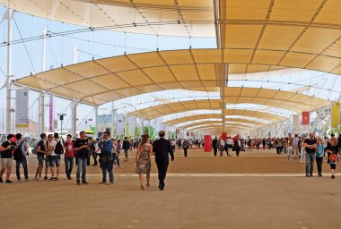Milano, İtalya - 28 Mayıs 2015: World Expo 2015 tasarımının bu beşiğinde 'gezegeni beslemek, yaşam için enerji' temasıyla 31 Ekim'e kadar tüm dünyadan milyonlarca insanı çekiyor. Genel resim