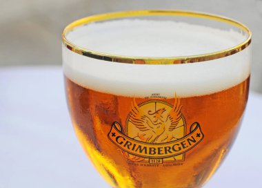 Orleans, Fransa-4 Temmuz 2015: geleneksel Belçikalı sarışın Abbey bira markası Grimbergen ile Phenix logosu Orleans ve Fransa 'nın diğer bölgelerinde çok popüler