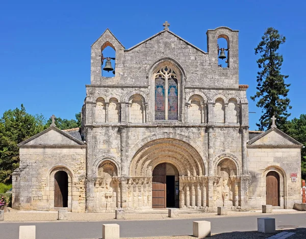 Iglesia Santa Vivian Pons Charente Maritime Francia Con Una Fachada —  Fotos de Stock
