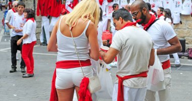 Pamplona, Ispanya-8 Temmuz 2015: San Fermin ünlü geleneksel yıllık bayram sırasında, 6 Temmuz 14, tüm sakinleri ve çoğu ziyaretçi şehir renkleri kırmızı ve beyaz giyinmiş