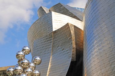 Bilbao, Ispanya-7 Temmuz 2015: Guggenheim müzesinin dış kısmı, dünya çapındaki en önemli Modern Sanat Müzesi 'nden biri olan Frank Gehry tarafından tasarlanan çağdaş mimarinin ikonik bir şaheseri.