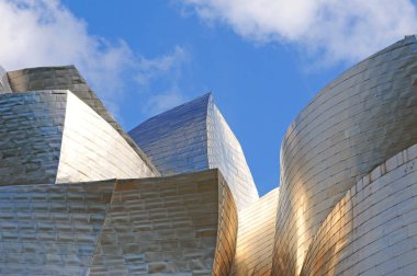 Bilbao, Ispanya-7 Temmuz 2015: Guggenheim müzesinin dış kısmı, dünya çapındaki en önemli Modern Sanat Müzesi 'nden biri olan Frank Gehry tarafından tasarlanan çağdaş mimarinin ikonik bir şaheseri.