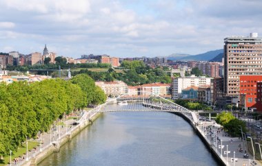 Bilbao, İspanya 7 Temmuz 2015 Zubizuri veya arka eski şehir ile beyaz köprü. Nervion nehri üzerindeki bu çelik köprü Santiago Calatrava tarafından tasarlanmış ve 1997 yılında açılmıştır.