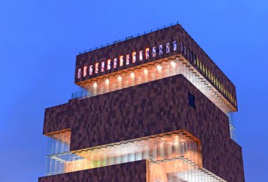 Anvers, Belçika - 9 Ocak 2016: Mas Müzesi'nin en üst katları 2011'den beri, gün batımında altın ışıklandırmaile
