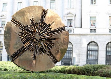 Milano, İtalya - 3 Mart 2016: Arnaldo Pomodoro'nun Piazza Meda'da 1980 yılında yarattığı disko, çağdaş değere sahip soyut bronz dairesel heykel