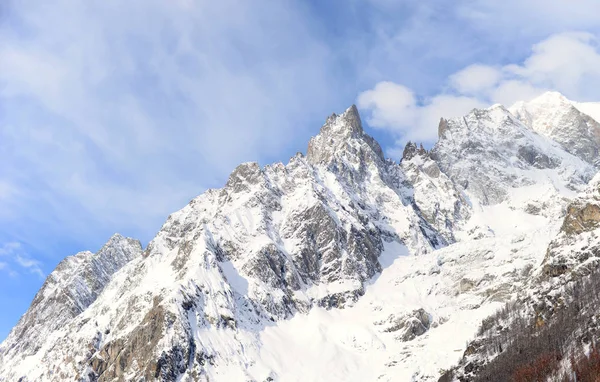 Besneeuwde Alpen Een Zonnige Winterdag Met Blauwe Hemel Witte Wolken — Stockfoto