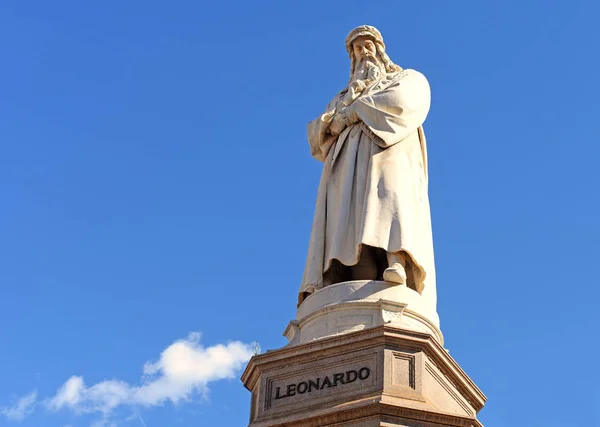 Statua Leonardo Vinci Contro Cielo Azzurro Con Una Nuvola Candida — Foto Stock