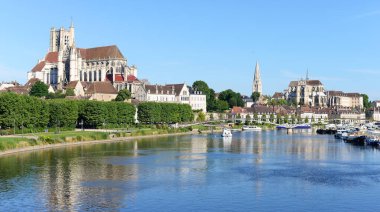 Auxerre 'deki manastır ve kiliseler Fransa' nın başkenti Burgundy, Avrupa 'nın Yonne nehrinde.