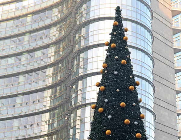 Milão Itália Dezembro 2016 Árvore Natal Elegante Frente Importante Edifício — Fotografia de Stock