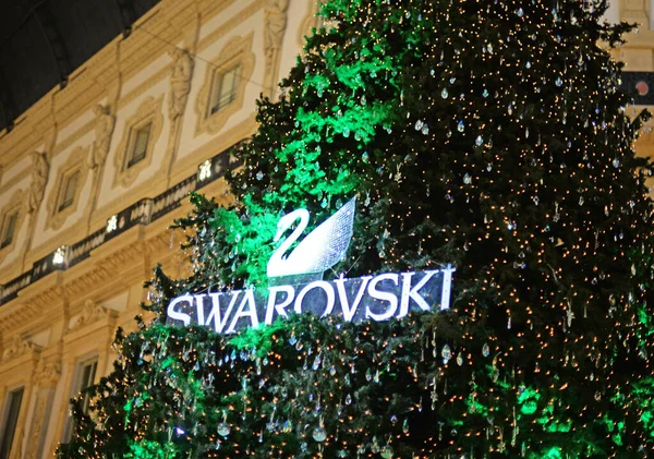 Milan Italie Décembre 2016 Cygne Swarovski Sur Arbre Noël Dans — Photo