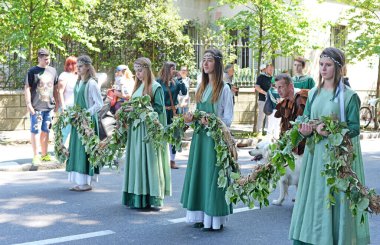 LEGNANO, İTALYA - 28 Mayıs 2017: 1935 'ten beri Palio ile bağlantılı yıllık yarışmada gönüllü aktörler giydirildi, 29 Mayıs 1176' daki Legnano Muharebesi geri çağrıldı