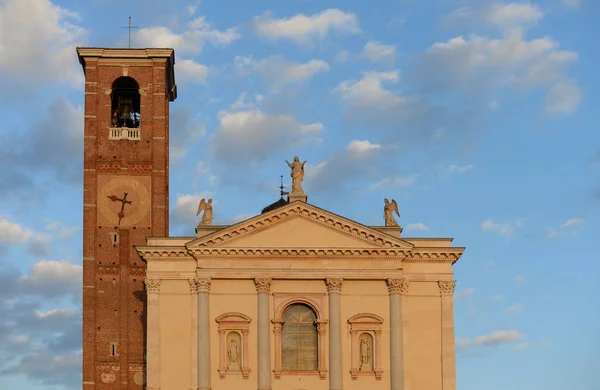 意大利瓦莱西加拉特的圣塔玛莉亚教堂 秋日黄昏的阳光下 有钟塔 — 图库照片