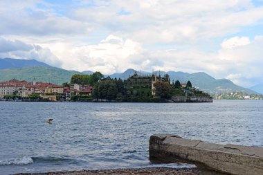 İtalya 'nın Piedmont bölgesindeki Lago Maggiore' daki Borromea Adalarından biri olan Isola Bella veya Beautiful Island 'a bakın.