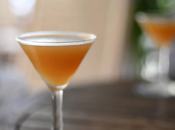 Coquetel Bourbon Gelado Refrescante Vidro Martini Profundidade Campo Muito Rasa — Fotografia de Stock