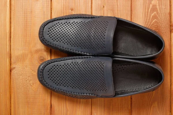 Ahşap zemin üzerinde ayakkabı ile kavramı