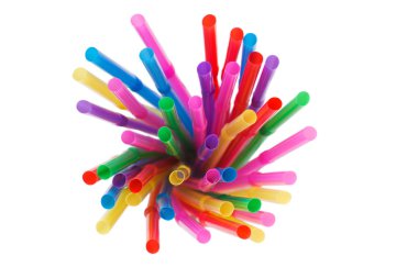 Saman plastik saman içecek pipetler üst görünümü. beyaz izole.