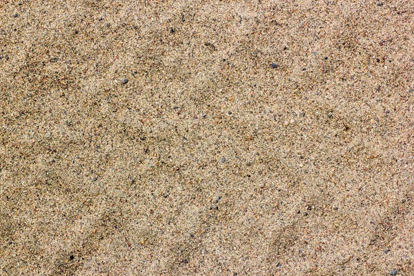 Следы шин автомобиля на сухом песке, дороге, абстрактном фоне, текстурном материале. Шины на песке или грязи, макро — стоковое фото