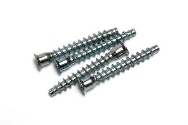 Beyaz arka plan üzerine izole edilmiş vidalar, metal vidalar, demir vidalar, ahşap vidalar üzerinde yakın çekim