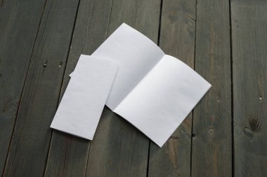 Kimlik marka için şablon. Grafik tasarımcıları sunumlar ve ahşap arka plan üzerinde izole portföyleri, mock-up, için.