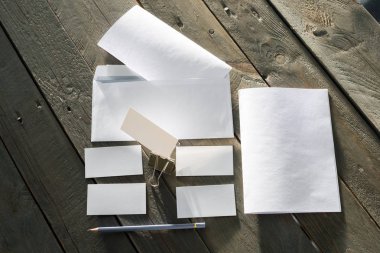 Kimlik marka için şablon. Grafik tasarımcıları sunumlar ve ahşap arka plan üzerinde izole portföyleri, mock-up, için.