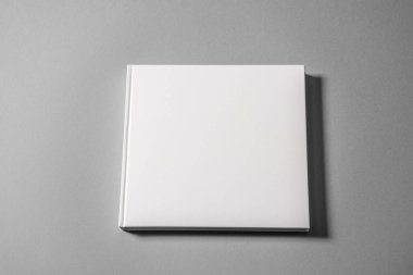 Ciltli kitap izole arka plan üzerinde. Yukarı alay.