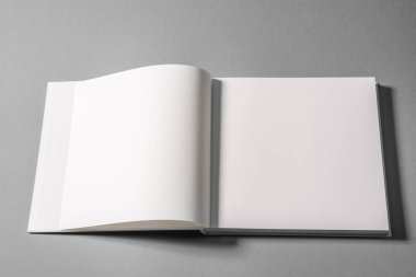 Ciltli kitap izole arka plan üzerinde. Yukarı alay.