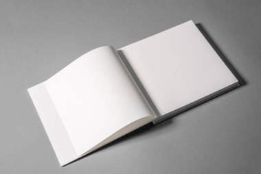 Ciltli kitap izole arka plan üzerinde. Yukarı alay.
