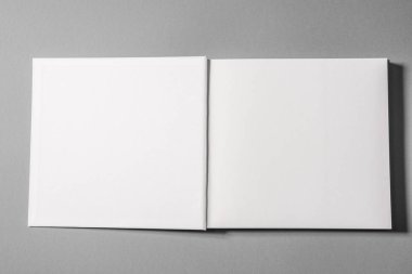 Ciltli kitap izole arka plan üzerinde. Yukarı alay.