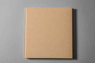 Ciltli kitap izole arka plan üzerinde. Yukarı alay.