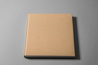 Ciltli kitap izole arka plan üzerinde. Yukarı alay.