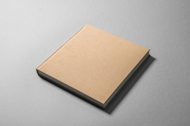 Ciltli kitap izole arka plan üzerinde. Yukarı alay.