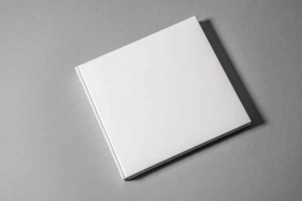 Ciltli kitap izole arka plan üzerinde. Yukarı alay.