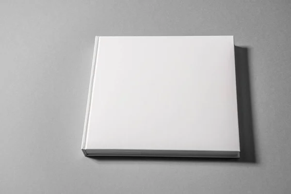 Ciltli kitap izole arka plan üzerinde. Yukarı alay.