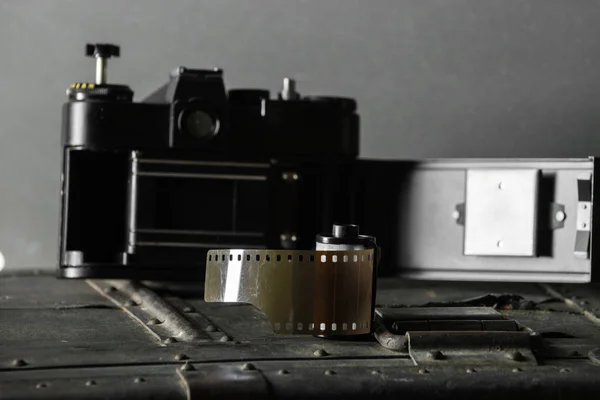 旧复古相机和35毫米胶片在墨盒上的老式背景 — 图库照片