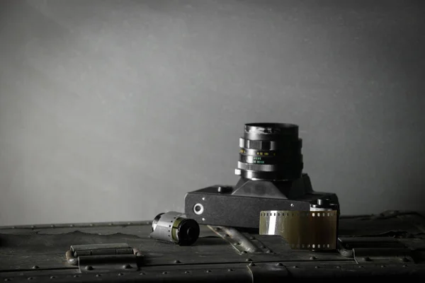 Kartuş Klasik Bir Arka Plan Üzerinde Eski Retro Kamera Film — Stok fotoğraf