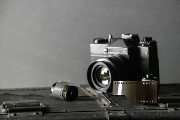旧复古相机和35毫米胶片在墨盒上的老式背景 — 图库照片