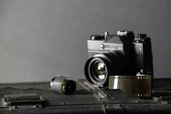 Alte Retro Kamera Und Kleinbildfilm Patrone Auf Vintage Hintergrund — Stockfoto